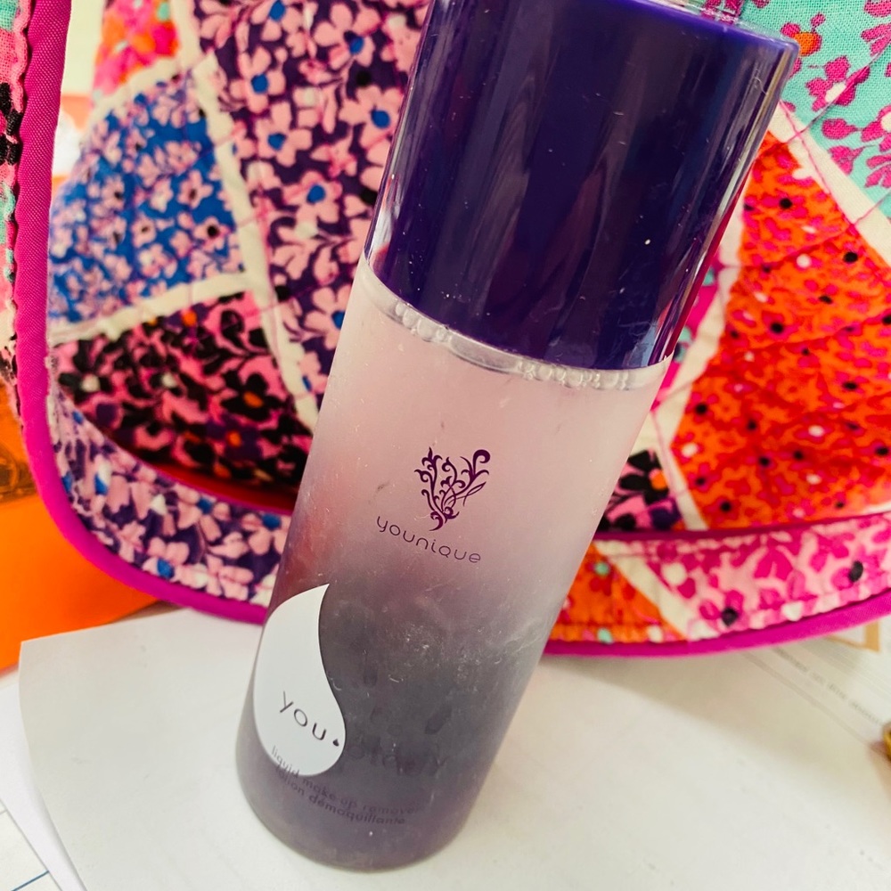 Younique liquid makeup 💄 remover 🚫